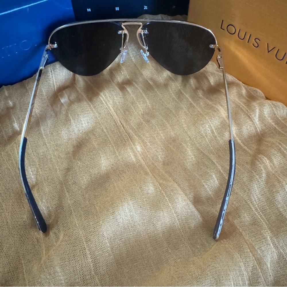 Men's LV U-Shaped Black Aviator Sunglasses - Picture 6 of 9